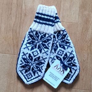 Beautiful hand knit mittens.